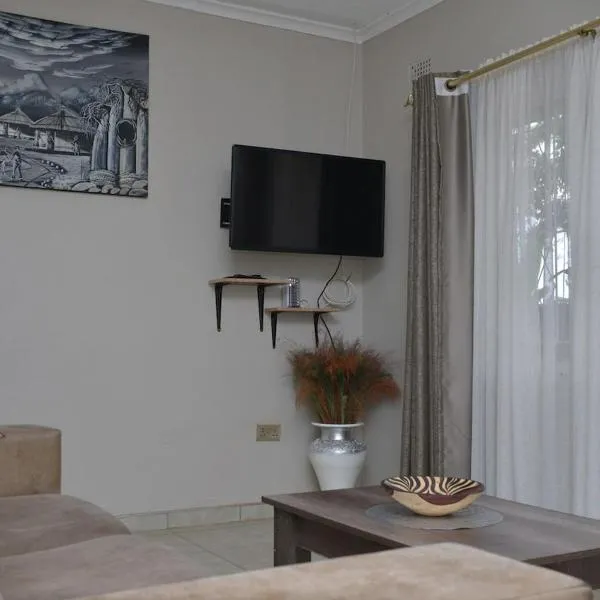 Neat 1 Bed Studio with pool access in Glen Lorne, hotel din Harare