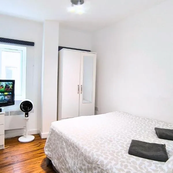 Ultra central next to shopping center and station, hotel in Harrow