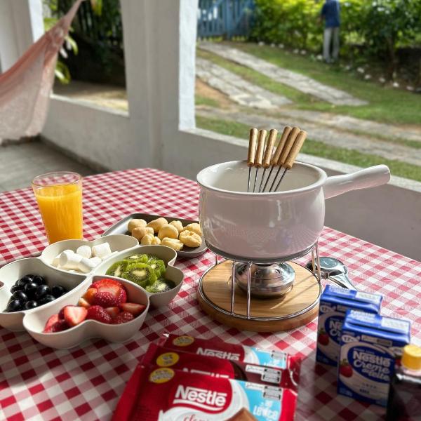 Casarão Miguel Pereira - Refúgio na Natureza com Lareira Externa, Piscina, Fondue e Amplo Jardim - 15 Min do Parque Terra dos Dinos - Foto 4