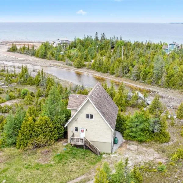Dragonfly Cove - Nature-Inspired Lakeside Living, Hotel in Tobermory