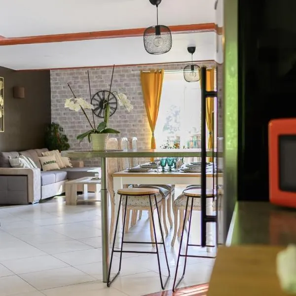 Le Cocon Signature, Vue Étang & Parking, Hotel in Épinal