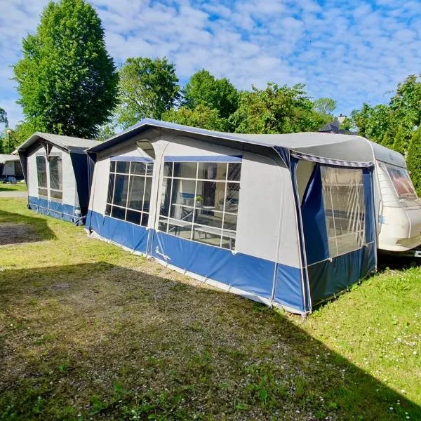 Przyczepy kempingowe Azur blisko plaży i centrum, hotel u gradu Mijelno
