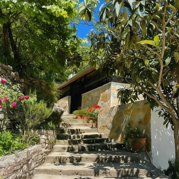 Latifi Guesthouse, hotel in Gjirokastër
