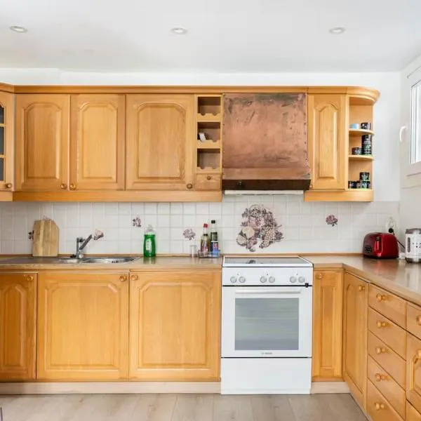 Bright family home, hotel in Asker