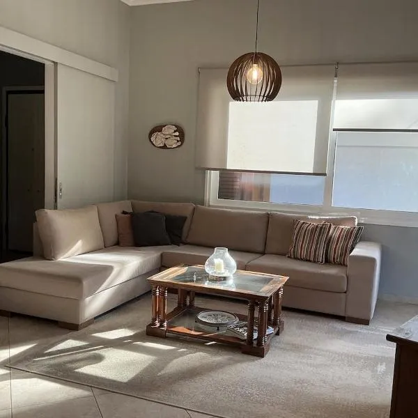 2BDRM Glyfada Residence - Jacuzzi, Garden & Parking, hotel em Atenas