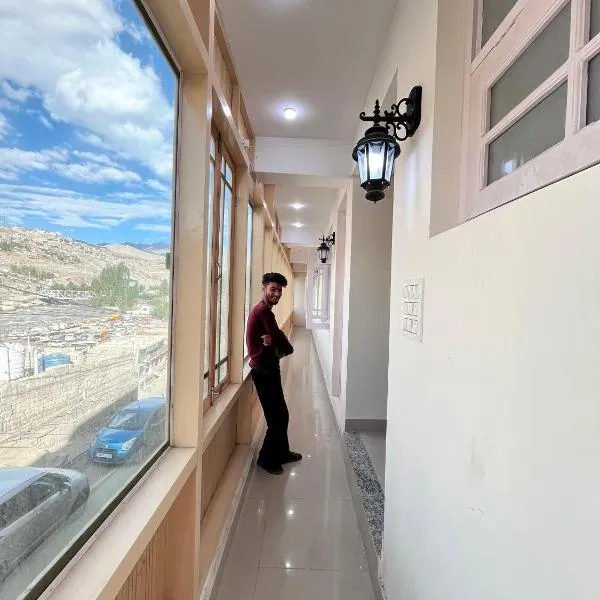 Hotel The Kargil Castle, отель в городе Каргил