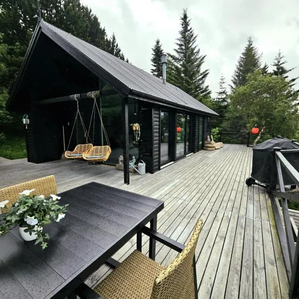 Lakefront cottage with jacuzzi, hotel v destinaci Borgarnes
