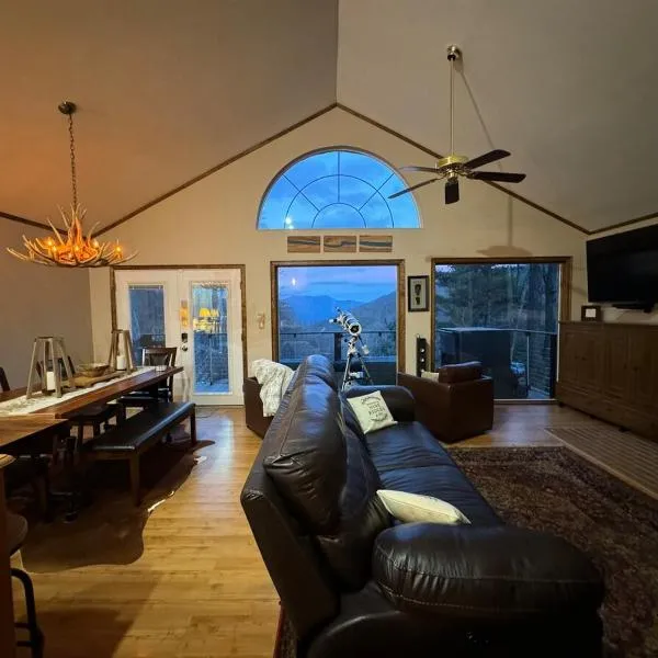 Romantic Getaway or Family Vacay with Mountain Views & Hot Tub, hotel di Tyro