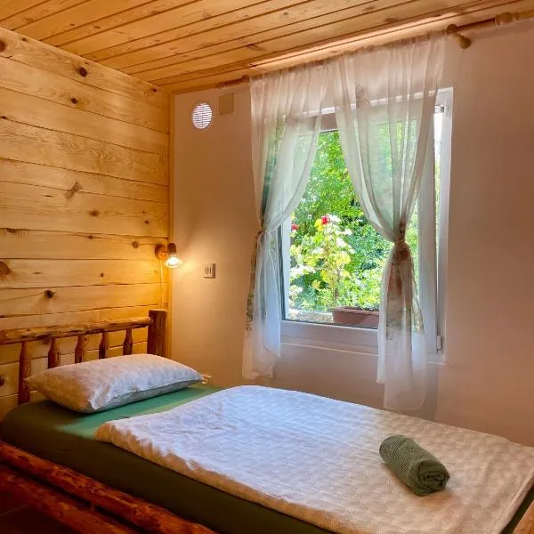 The Wood Nest Apartment, hotel en Borovnica