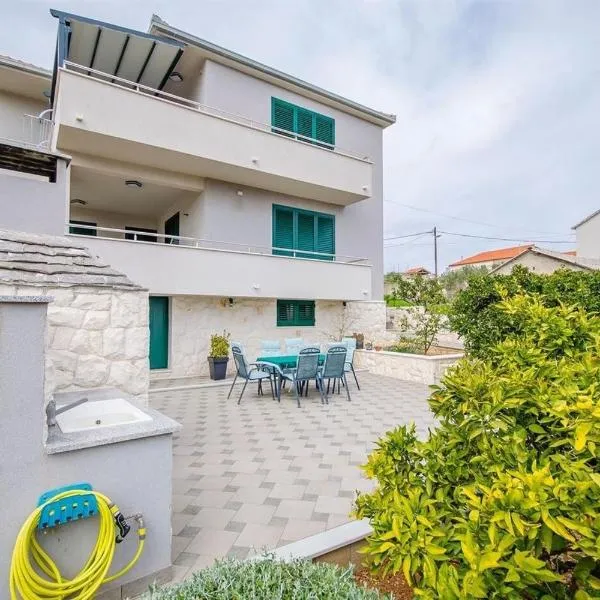 Apartments with parking space Slatine, Ciovo - 24692, khách sạn ở Slatine