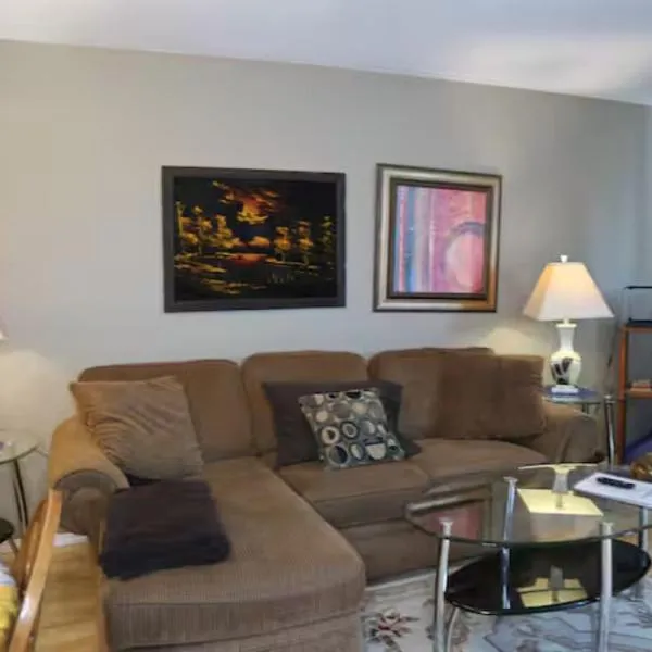 A Cozy - Spacious Urban Retreat - Child / Pet Friendly, hotel in Lethbridge