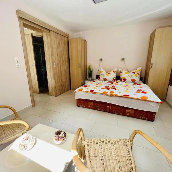 Little House with Garden Siófok, ξενοδοχείο σε Σιόφοκ