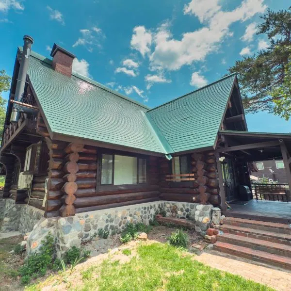 Hakuba Riverside Loghouse, hotel in Hakuba