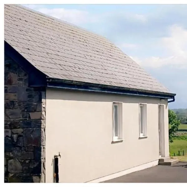 Basic, Warm, Cosy, Private Little Chalet, hotel v destinaci Caherphuca