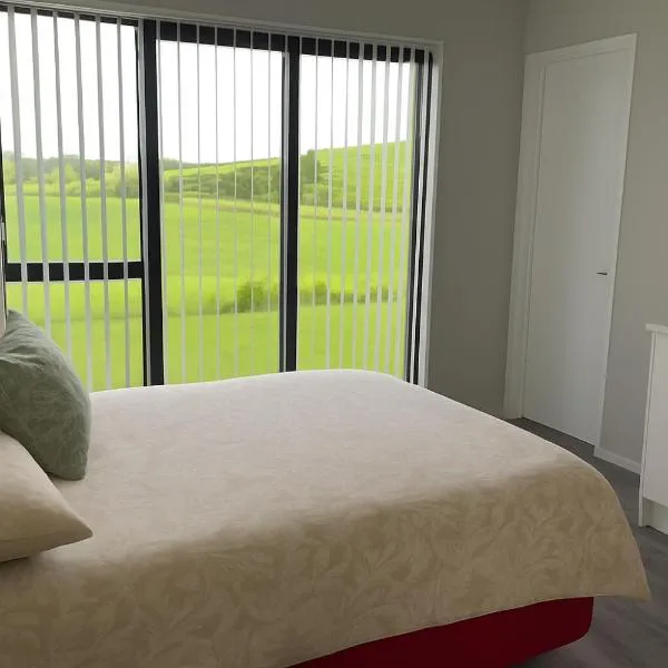 Modern One Bedroom Unit with Private Entrance Near Hunua Falls, hotel in Hunua