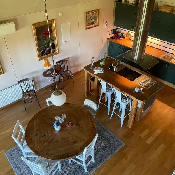 Upscale Hideaway in Converted Barn, hotel in Vireda