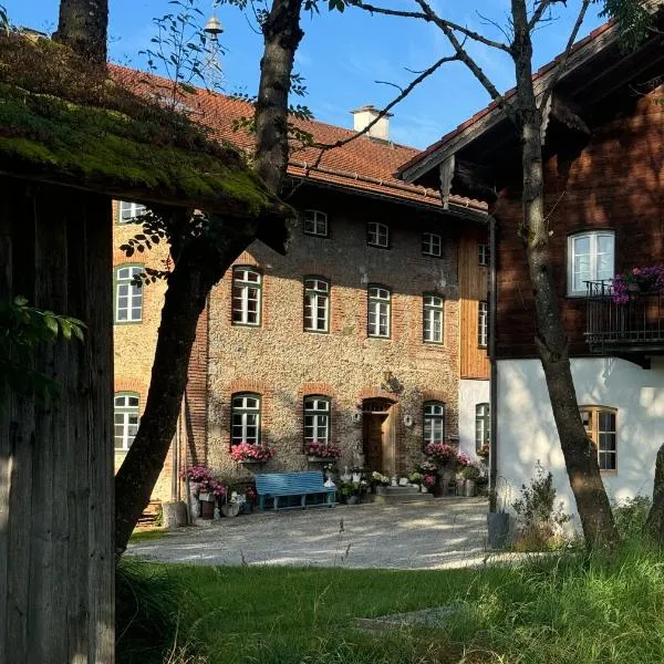 falternhof loft - geschichte trifft auf design, hotel in Höslwang