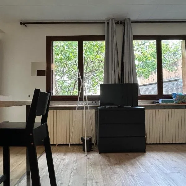 Studio 22m2 rénové sur cour privée, hotel in Issy-les-Moulineaux