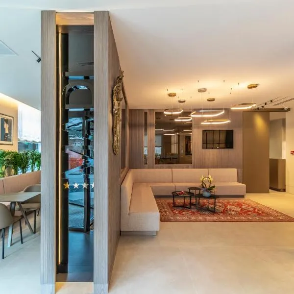 Madi city Hotel – hotel w mieście LʼAquila