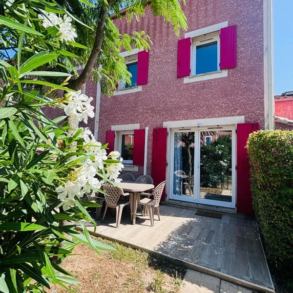 Maison de vacances avec piscines, hotel in Béziers