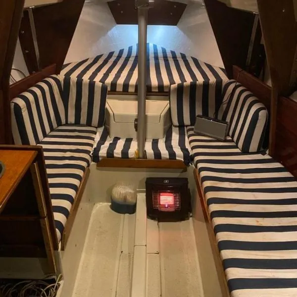 Yacht C&C, hotel in Asker