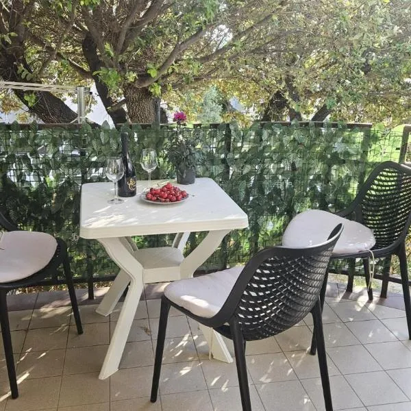 Apartman Luma Mare - 3 Min Walk to the Sea, hotel u gradu Novalja