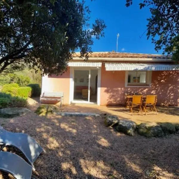 Maison récente entre mer et montagne: Figari şehrinde bir otel