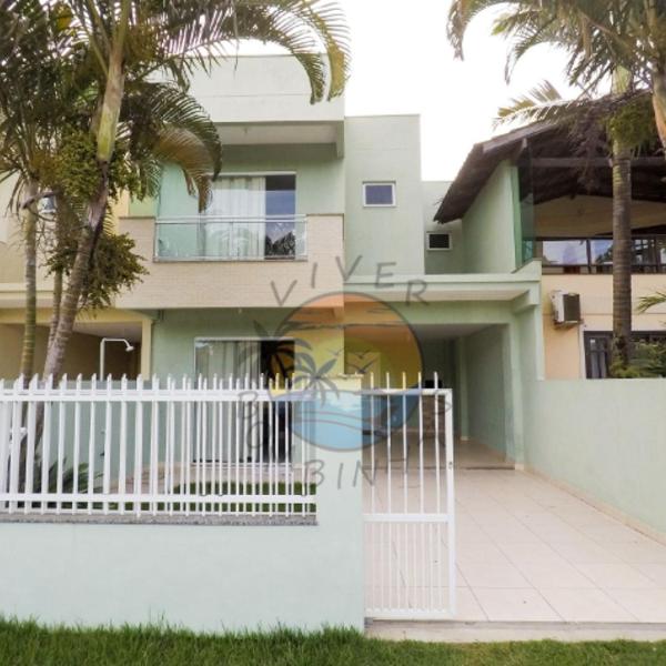 Ampla Casa Zona Central da Praia de Mariscal com 03 Dormitórios