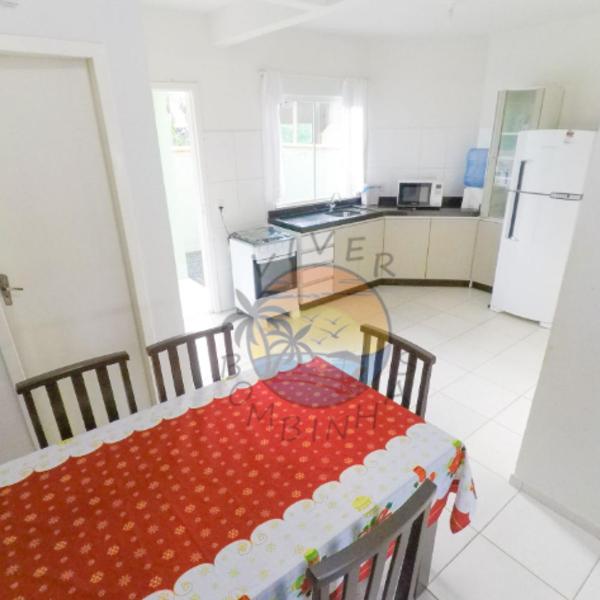 Ampla Casa Zona Central da Praia de Mariscal com 03 Dormitórios - Foto 4