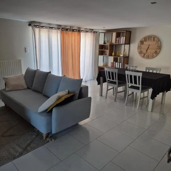 Logement indépendant au rdc d'une maison, hotel em Venouse