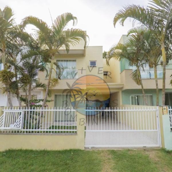Ampla Casa Zona Central da Praia de Mariscal com 03 Dormitórios