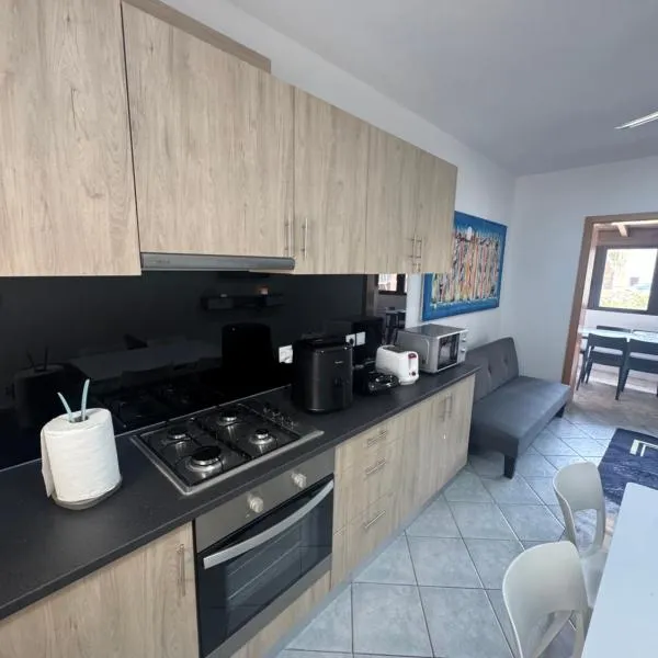 Hachi Apartment for 8 People, hotel a Santa Maria