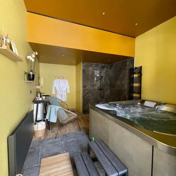Maison Côté Halle La chambre de l'Artiste, hotel in Saint-Flour