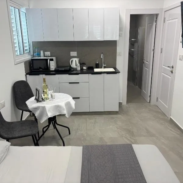 UpTown Suites, hotel in Bat Yam