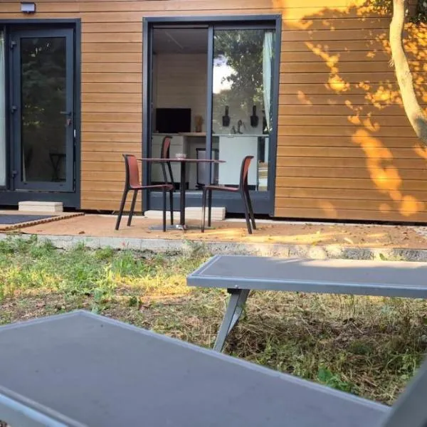 STUDIO CHALET sous les figuiers, hôtel à Saint-Nazaire-de-Pézan