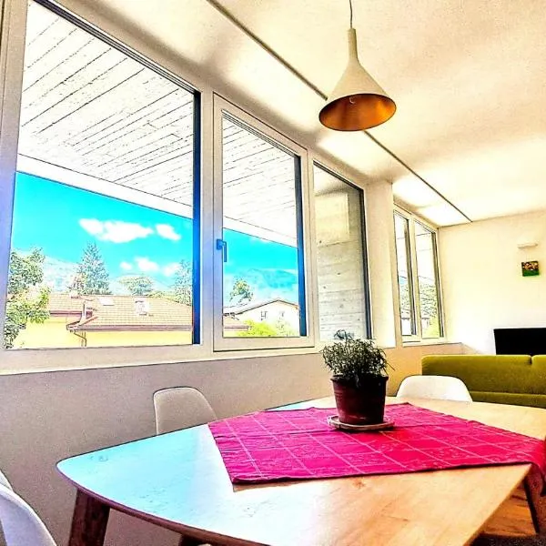FANCY FLAT -AiRCOND & FREEPARK- ZONA OSPEDALE panoramico, tranquillo, nel verde, hotel in Trento