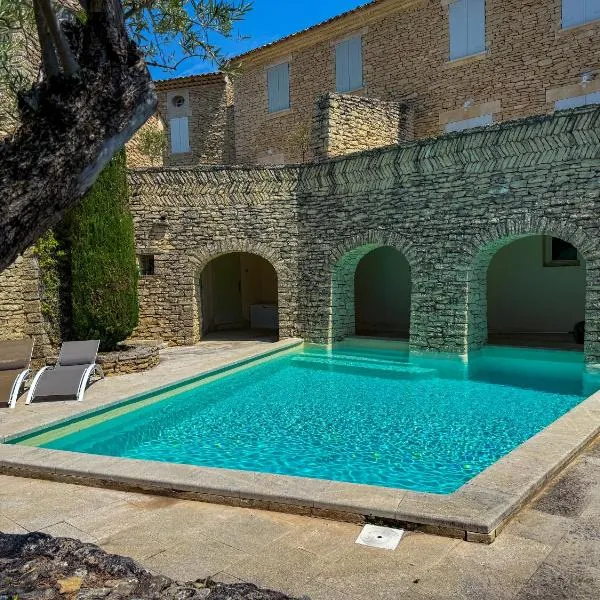 Villa de vacances à Gordes avec piscine partagée, La Bastide de Léa、ゴルドのホテル