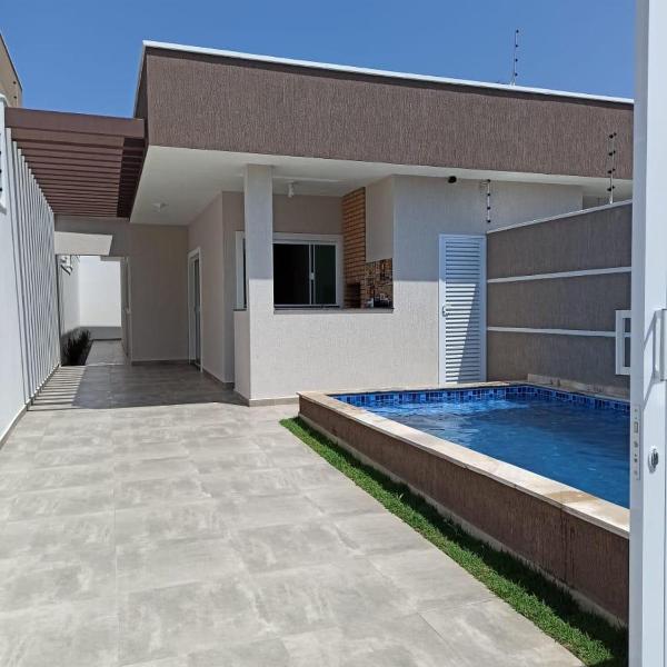 Casa à beira mar com piscina e churrasqueira