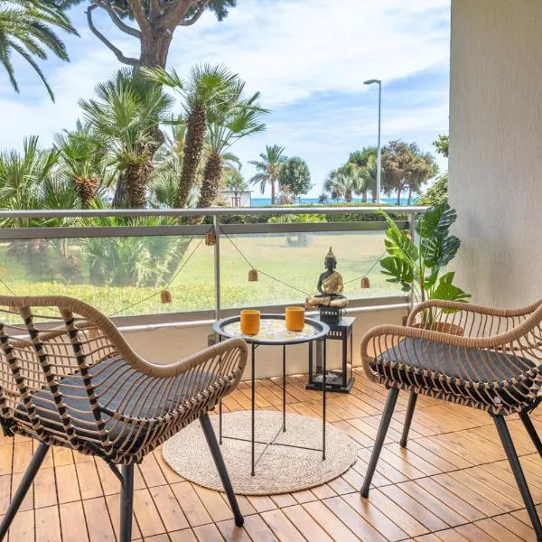NEW! Sea View studio - Beachfront living in Cannes, Boulevard du Midi - Nouveau! Studio Vue mer, face à la plage, les pieds dans l'eau, hotel in Cannes