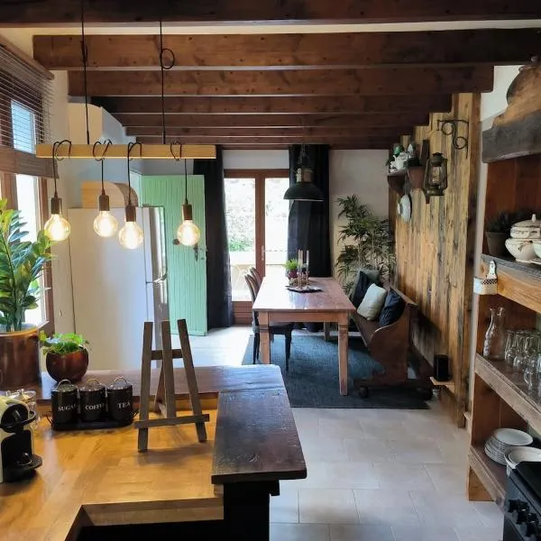Gîtes à la ferme, Le Jardin Bleu, hotel din Tulette