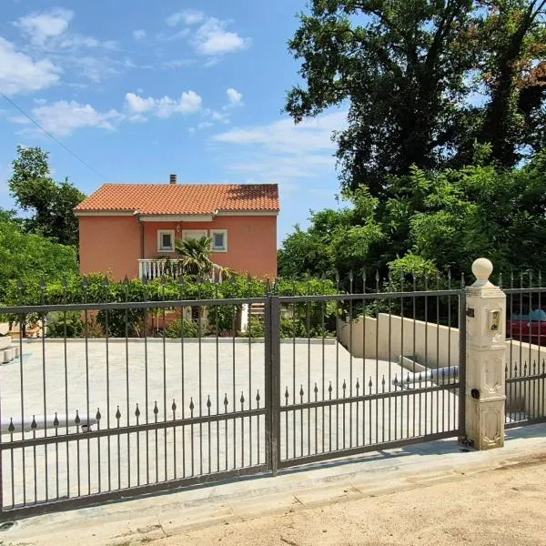 Villa AveKalu, hotel v destinácii Opric
