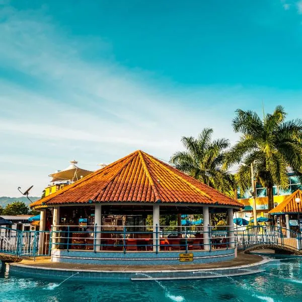 HCR Hotel y Centro de Convenciones Chinauta Real، فندق في فوساغاسوغا