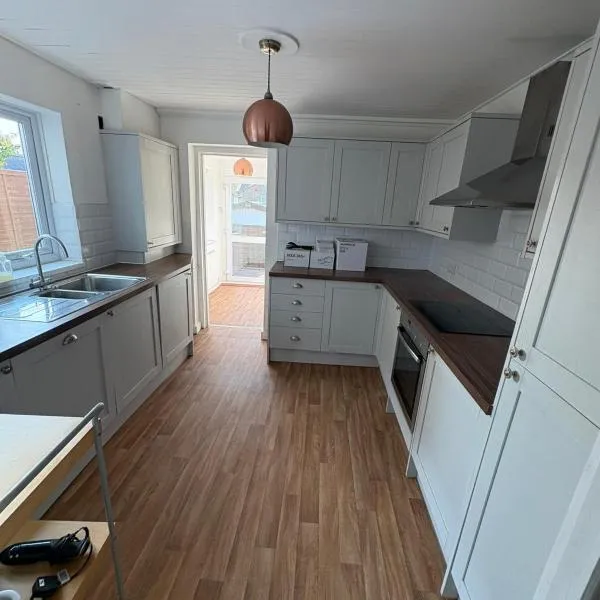 Spacious 4-Bed Home R&B STAYS Welcomes You, hotel in Eastbourne