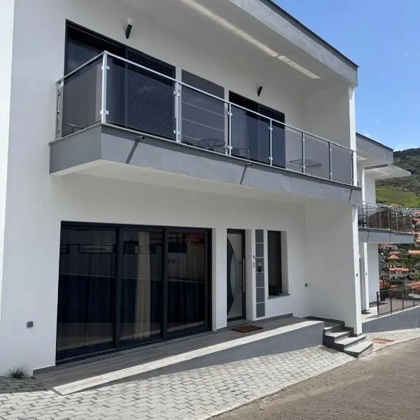 B - Elegent 2 Bedroom Modern Townhouse, khách sạn ở Machico