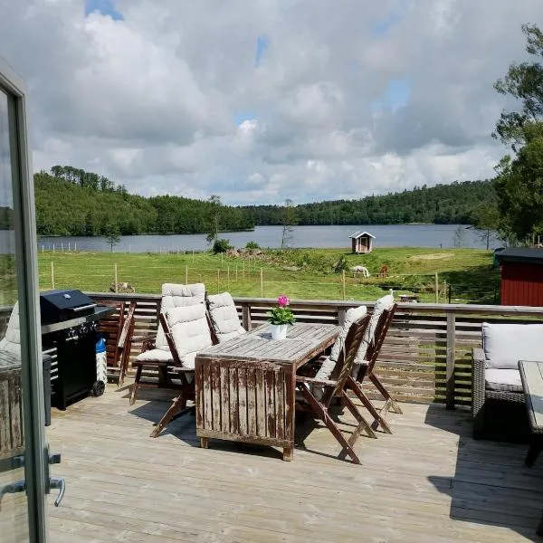 Cozy cottage with lake view, hotel v destinaci Grimeton