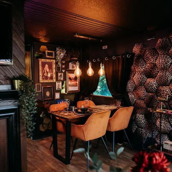 The Velvet Hideaway โรงแรมในเบอร์แนมออนซี