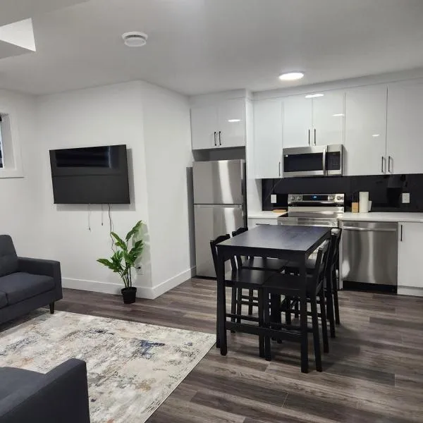 Home Away from Home 2 bedrooms, hotel in Edmonton