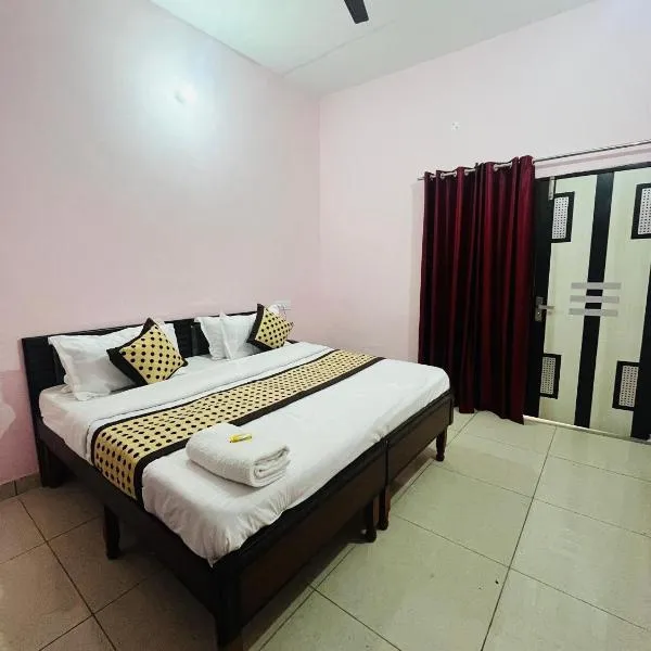Mahadev Homestay !! Preferred Partner ! Walking Distance To Chandigarh Int'l Airport !, hotel v destinaci Chandigarh Airport