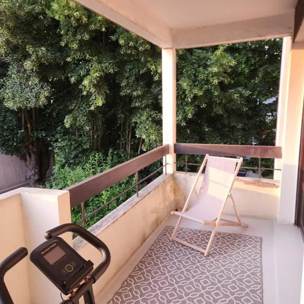 Fully-equipped large studio with terrace, hotell i Rueil-Malmaison