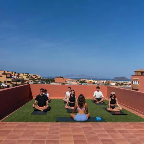 Banama Coliving & Coworking, Surf & Yoga - Casa Roja, hotel v destinaci Corralejo